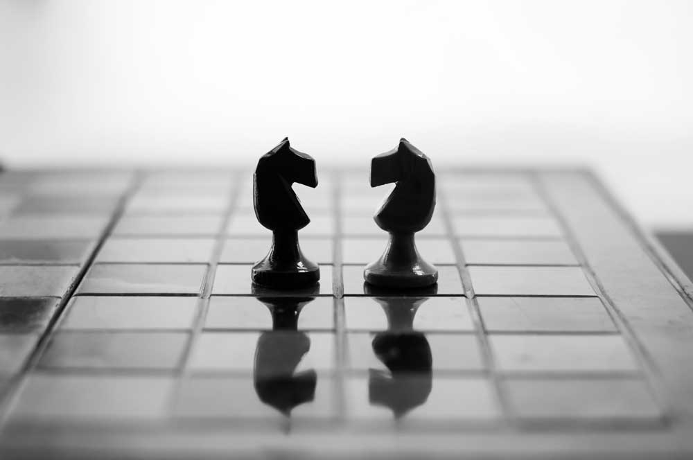 Två pjäser mot varandra i schack